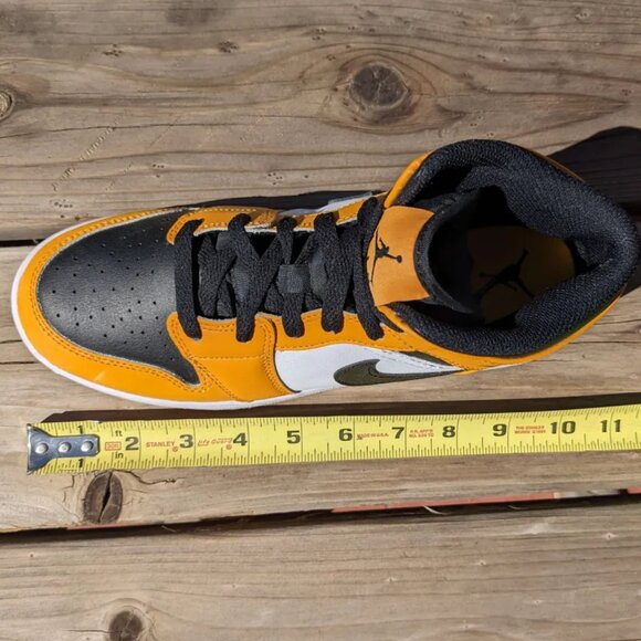Air Jordan 1 Retro Mid 'Taxi' - 6.5Y - Picture 10 of 11